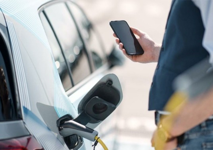 foto noticia Schneider Electric lanza el primer cargador de Vehículo Eléctrico que se conecta al sistema de gestión energético del hogar desde una sola app.